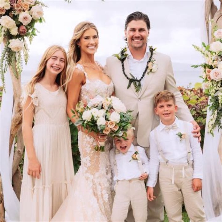 Paulina Goto Pareja | Is She Married To Rodrigo Saval | Family And Net Worth